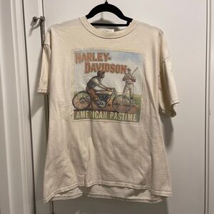Harley-Davidson Cream Graphic Tee with Vintage Motorcycle Print